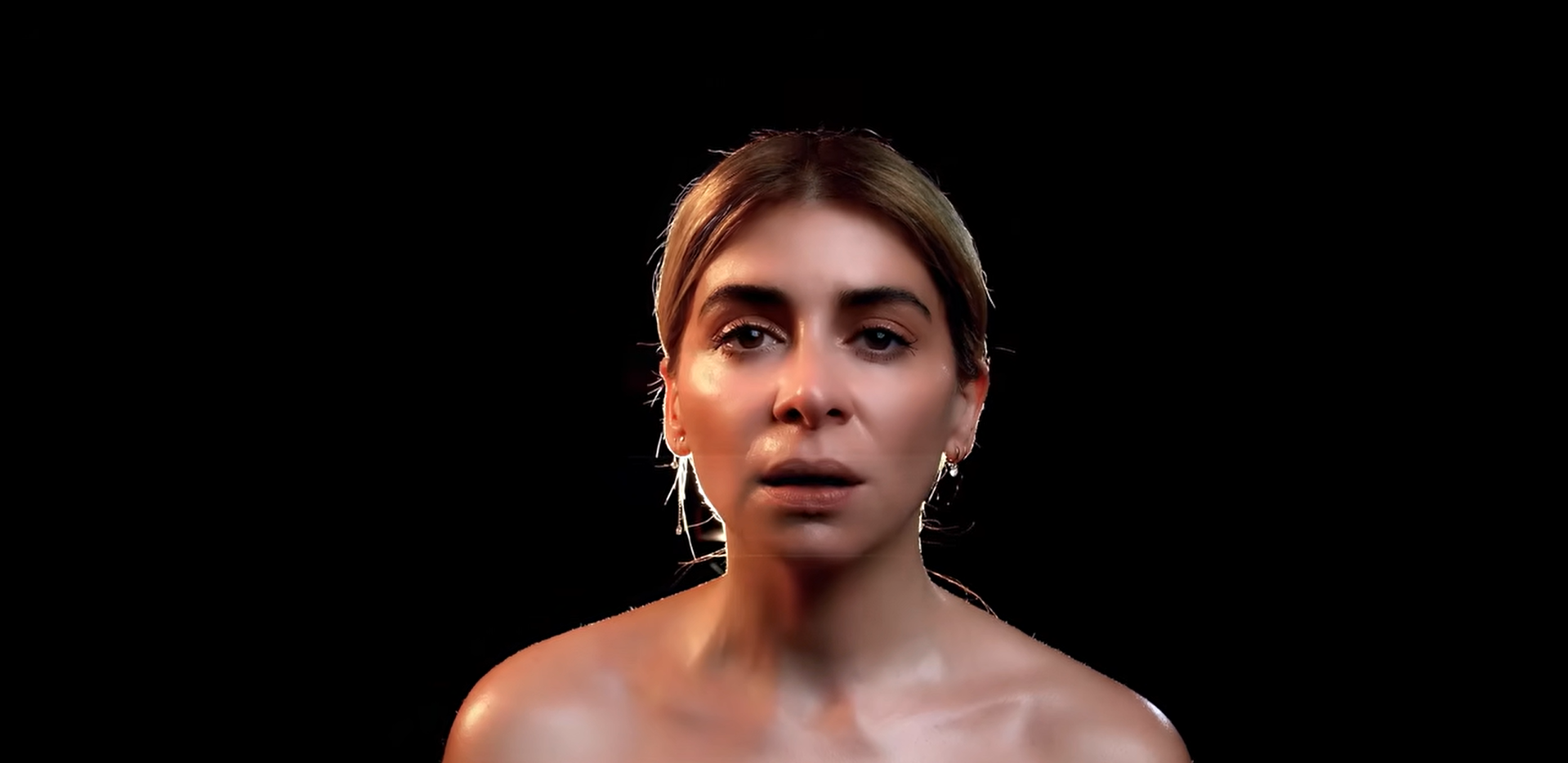 Julie Zenatti bouleverse avec le clip intime de “Plein phare”, inspiré de son agression subie à 10 ans