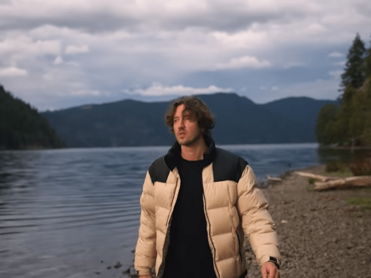 Dean Lewis explore la fugacité de la vie avec “Enjoy It While It Lasts”&nbsp;(VIDEO)