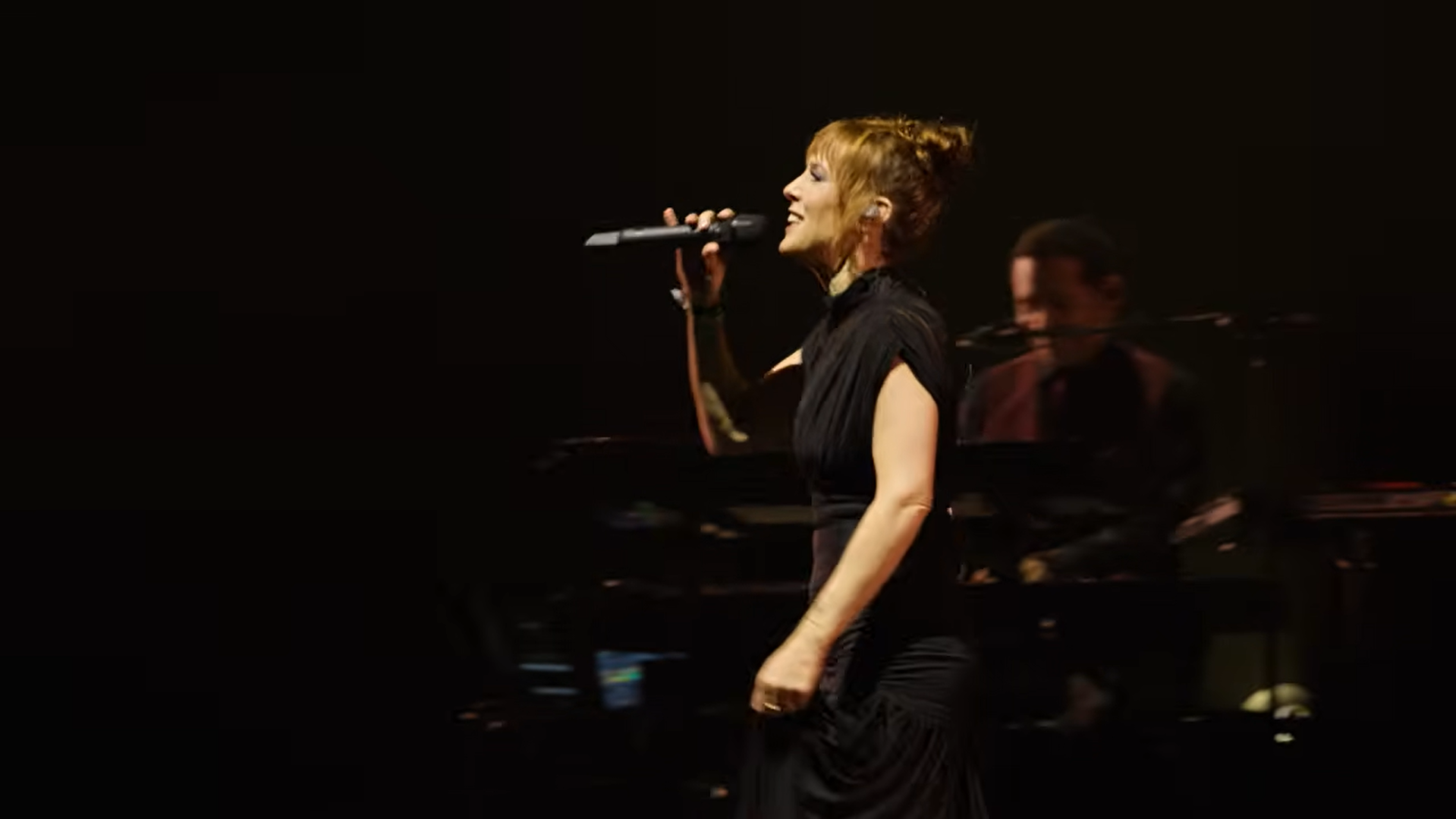 ZAZ dévoile “Mon sourire”, un clip lumineux qui célèbre les petits bonheurs du quotidien