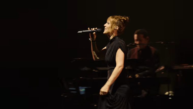 ZAZ dévoile “Mon sourire”, un clip lumineux qui célèbre les petits bonheurs du&nbsp;quotidien