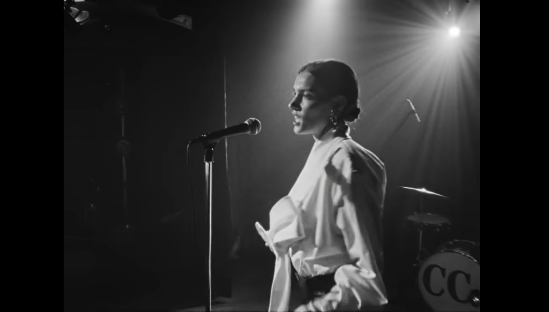 Charlotte Cardin envoûte avec “The Way We Touch”, un clip sensuel qui annonce une nouvelle ère