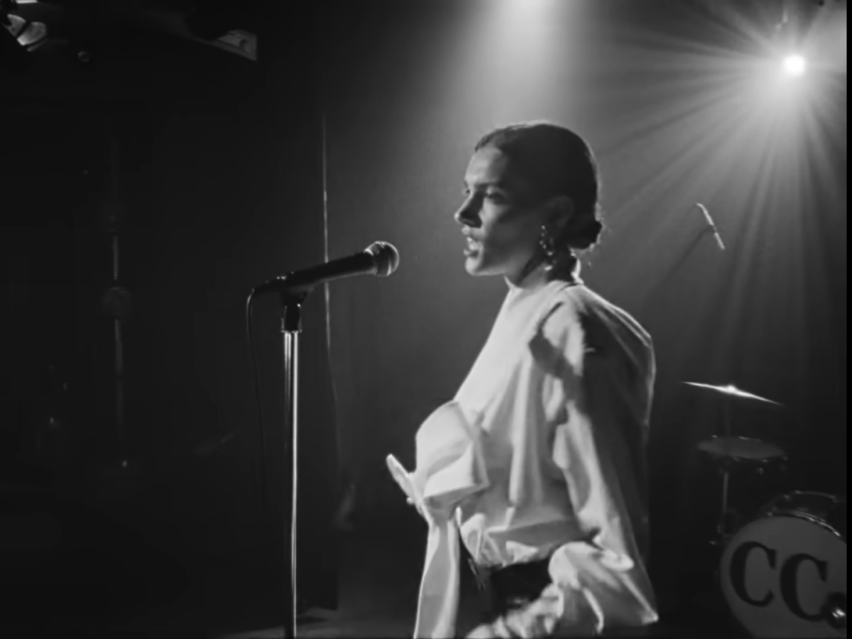 Charlotte Cardin envoûte avec “The Way We Touch”, un clip sensuel qui annonce une nouvelle&nbsp;ère