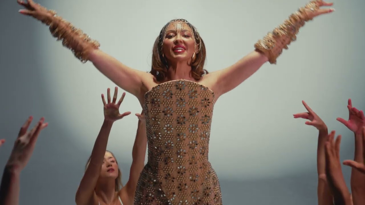 Natasha Hamilton s’affirme en solo avec le clip “Fantasy”