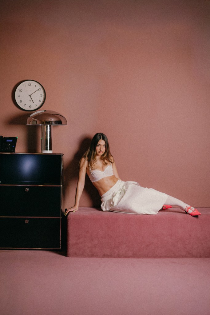 Ema (Star Academy) : Son single “Pourquoi tu m’aimes ?” pourrait bien rebattre les&nbsp;cartes