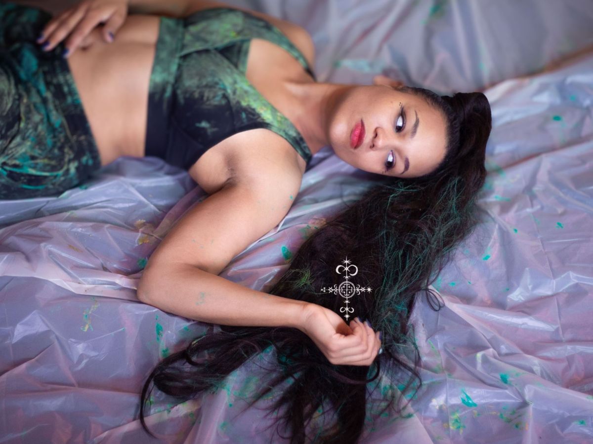 “Au Creux de Ma Main” : Tennin revisite “Heal You” dans une version française&nbsp;intime