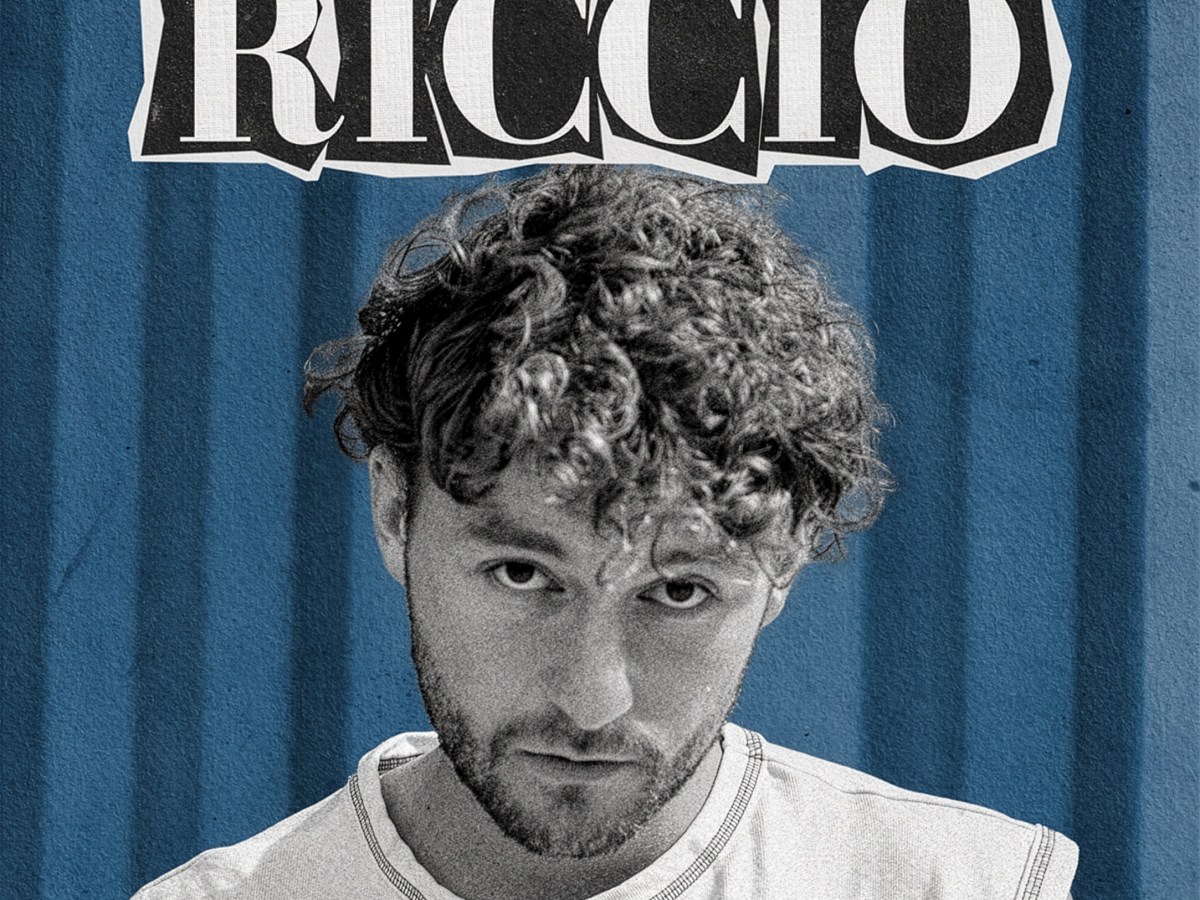 “FOU DE TOI” : RICCIO cartographie sa génération sans&nbsp;filtre