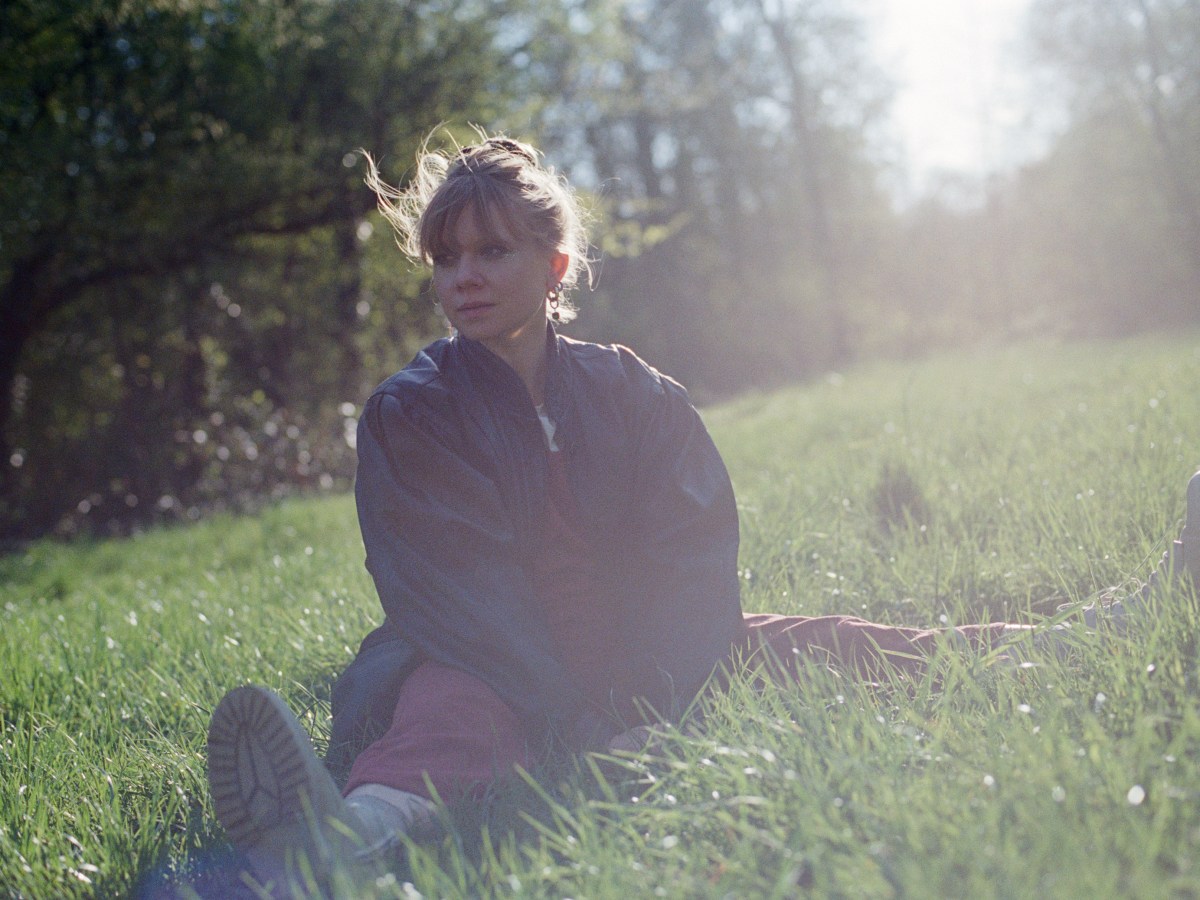 “Couloir” : Auraj signe une traversée pop-rock sombre et cinématographique