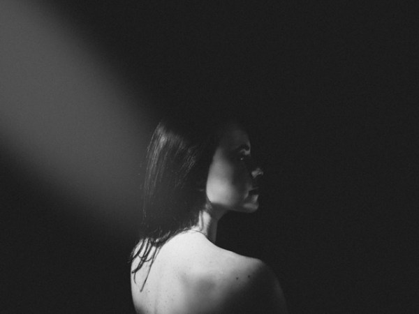 Mary Milton (The Voice) dévoile « On My Shoulder », un hommage intime et&nbsp;bouleversant