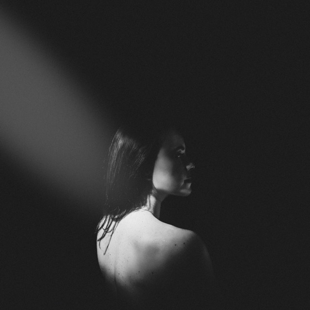 Mary Milton (The Voice) dévoile « On My Shoulder », un hommage intime et&nbsp;bouleversant