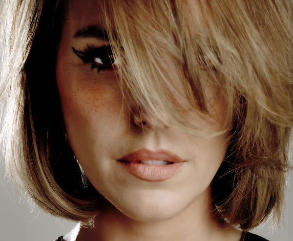 Margaux Simone illumine la scène avec son clip « Ah l&rsquo;amour ! Ah, l&rsquo;amour ! »
