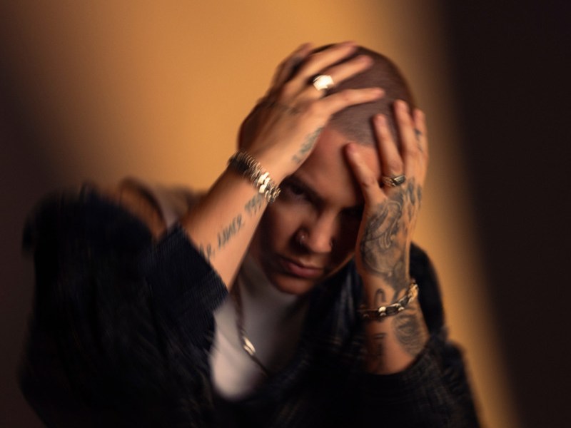 Roxane Bruneau bouleverse avec “Et puis merde”, un titre brut qui frappe en plein&nbsp;cœur