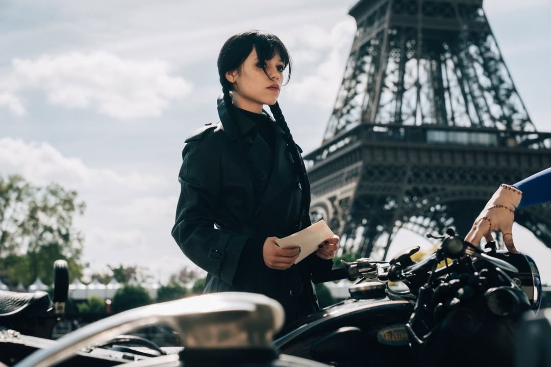 MERCREDI saison 3 : Netflix dévoile une première image à Paris et intrigue déjà les fans