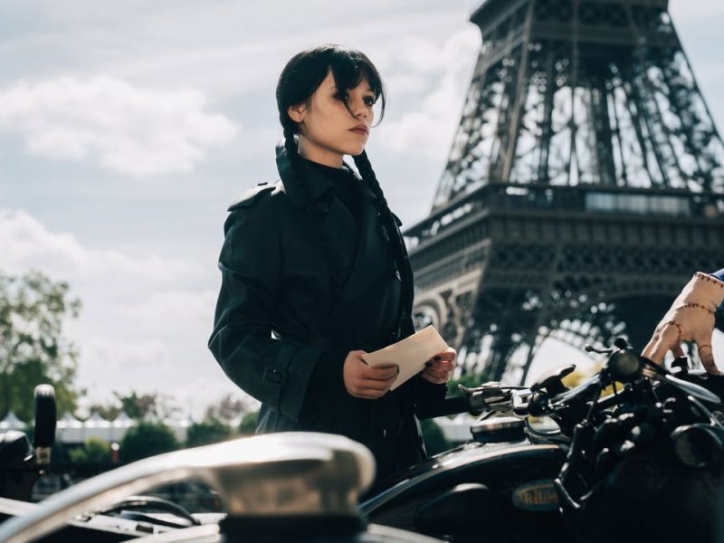 MERCREDI saison 3 : Netflix dévoile une première image à Paris et intrigue déjà les&nbsp;fans