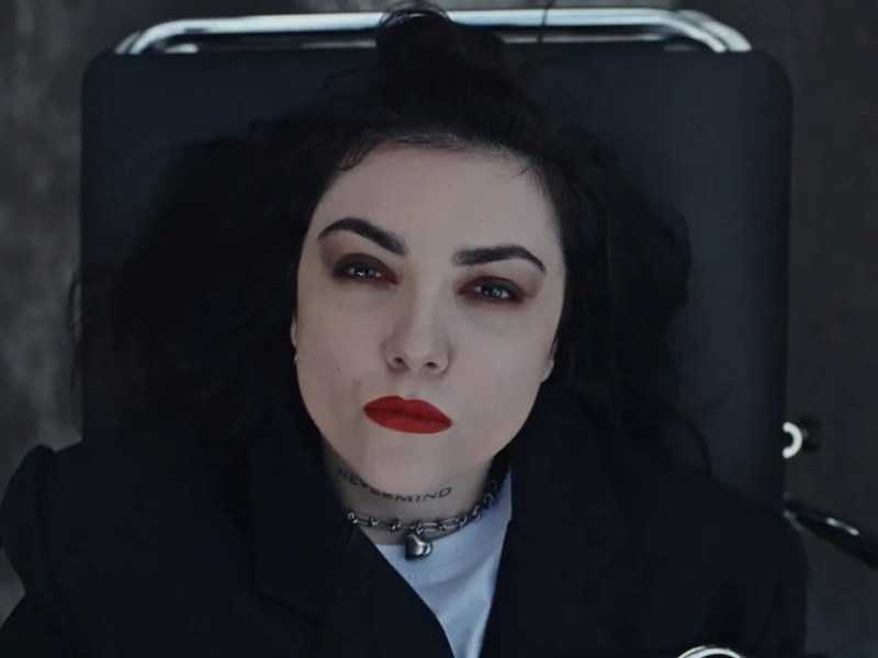 Hoshi frappe fort avec « Bonjour Docteur » : Un cri du cœur brut qui&nbsp;bouleverse