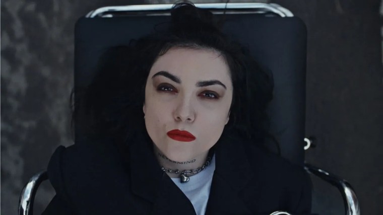 Hoshi frappe fort avec « Bonjour Docteur » : Un cri du cœur brut qui&nbsp;bouleverse