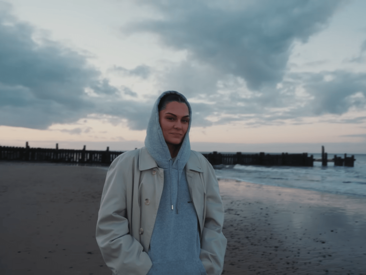 Jessie J bouleverse avec “Comes In Waves” : Un clip intime inspiré de son deuil&nbsp;périnatal