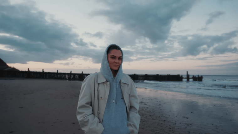 Jessie J bouleverse avec “Comes In Waves” : Un clip intime inspiré de son deuil&nbsp;périnatal