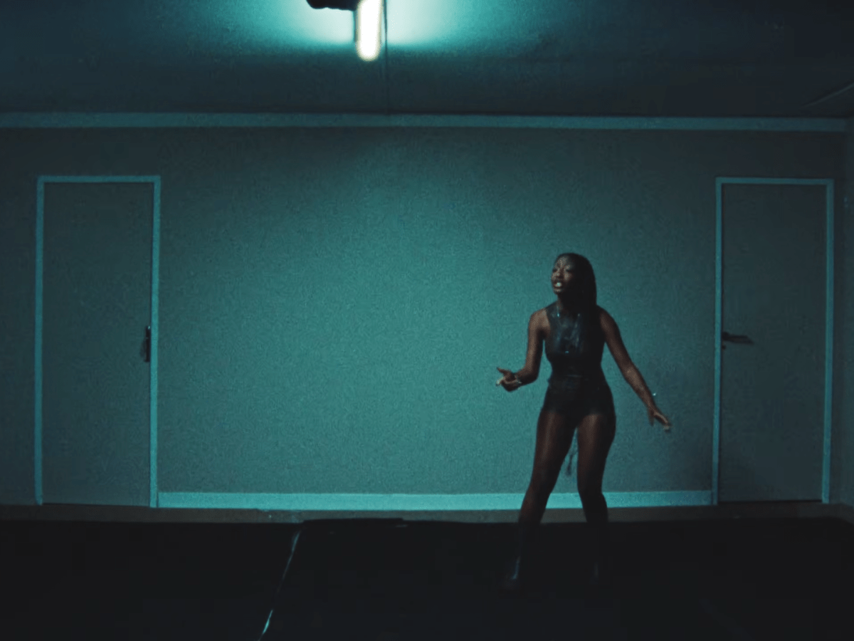 Ebony frappe fort : Un double clip intense pour fêter son EP et annoncer un premier album très&nbsp;attendu