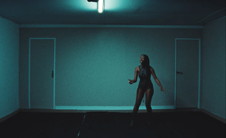 Ebony frappe fort : Un double clip intense pour fêter son EP et annoncer un premier album très&nbsp;attendu