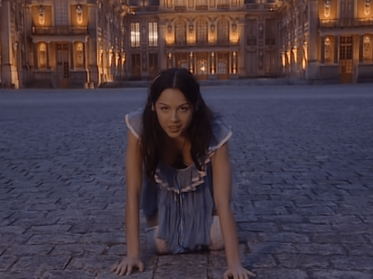 Olivia Rodrigo transforme Versailles en scène pop : son clip “Drop Dead” affole déjà la planète&nbsp;musique