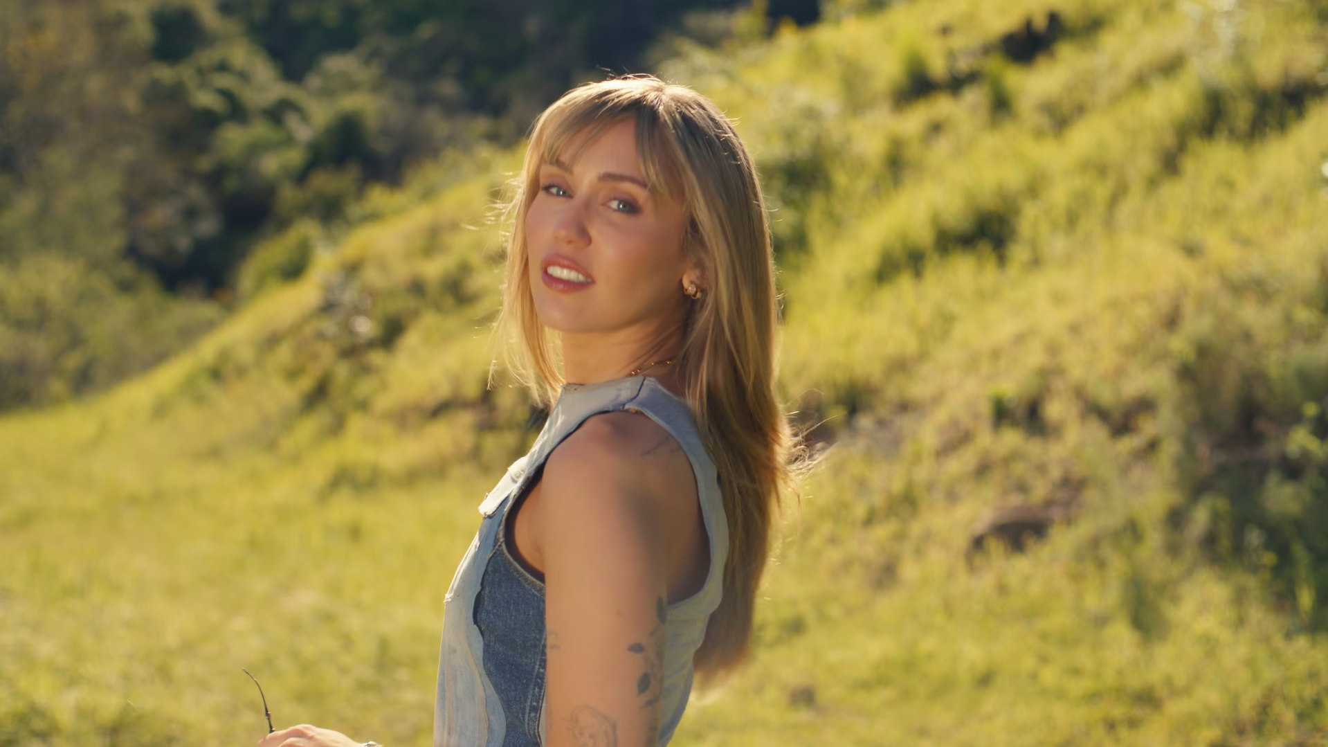 Miley Cyrus bouleverse ses fans avec « Younger You » : un hommage poignant à Hannah Montana