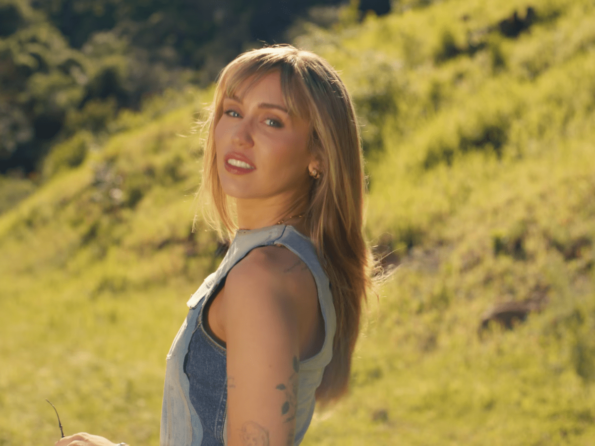 Miley Cyrus bouleverse ses fans avec « Younger You » : un hommage poignant à Hannah&nbsp;Montana