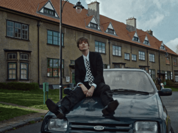 Pierre de Maere frappe fort avec “Je pense à vous” : Un retour intime et déjà incontournable&nbsp;(Clip)