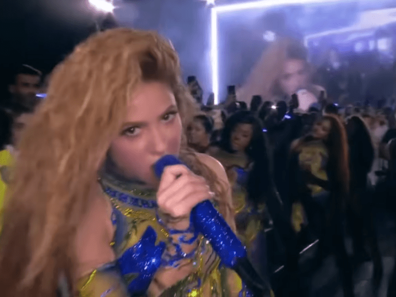 Shakira électrise Copacabana : Deux millions de spectateurs pour un show historique au Brésil&nbsp;(VIDEO)