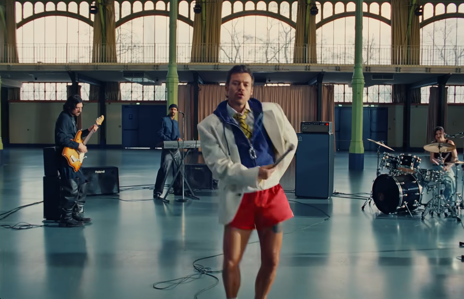 Harry Styles électrise ses fans avec « Dance No More » : un clip rétro et disco qui annonce une tournée gigantesque