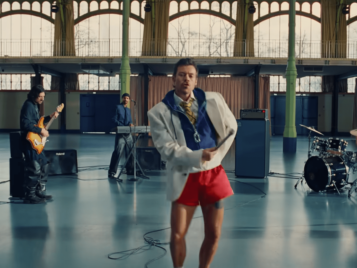 Harry Styles électrise ses fans avec « Dance No More » : un clip rétro et disco qui annonce une tournée&nbsp;gigantesque