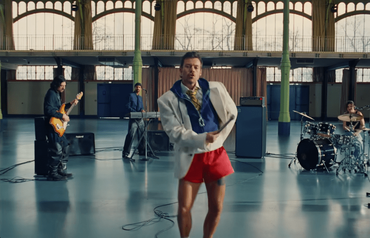 Harry Styles électrise ses fans avec « Dance No More » : un clip rétro et disco qui annonce une tournée&nbsp;gigantesque