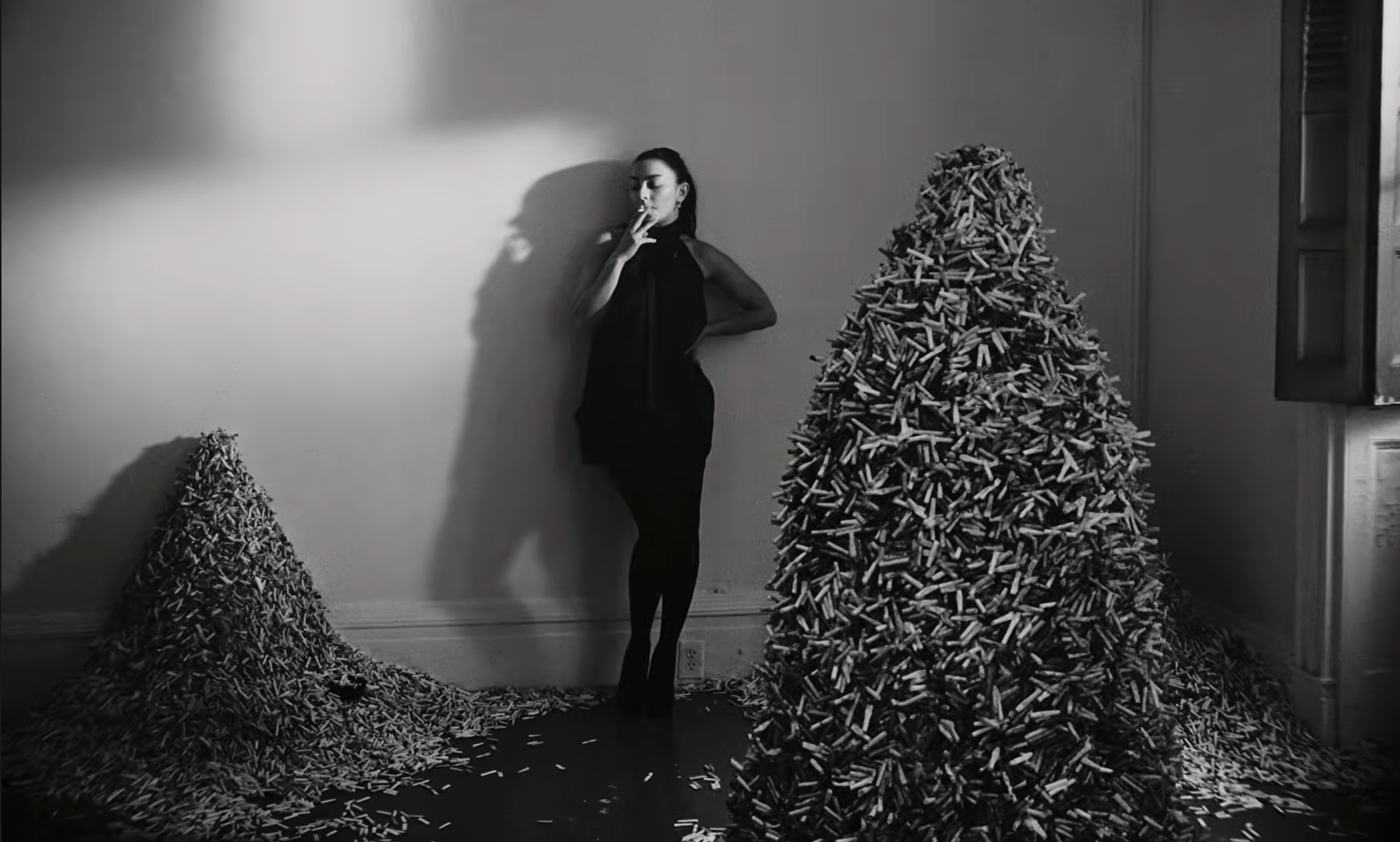 Charli XCX abandonne le dancefloor et embrase l’ère du chaos sonore avec “Rock Music”