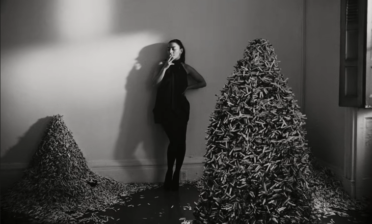 Charli XCX abandonne le dancefloor et embrase l’ère du chaos sonore avec “Rock&nbsp;Music”