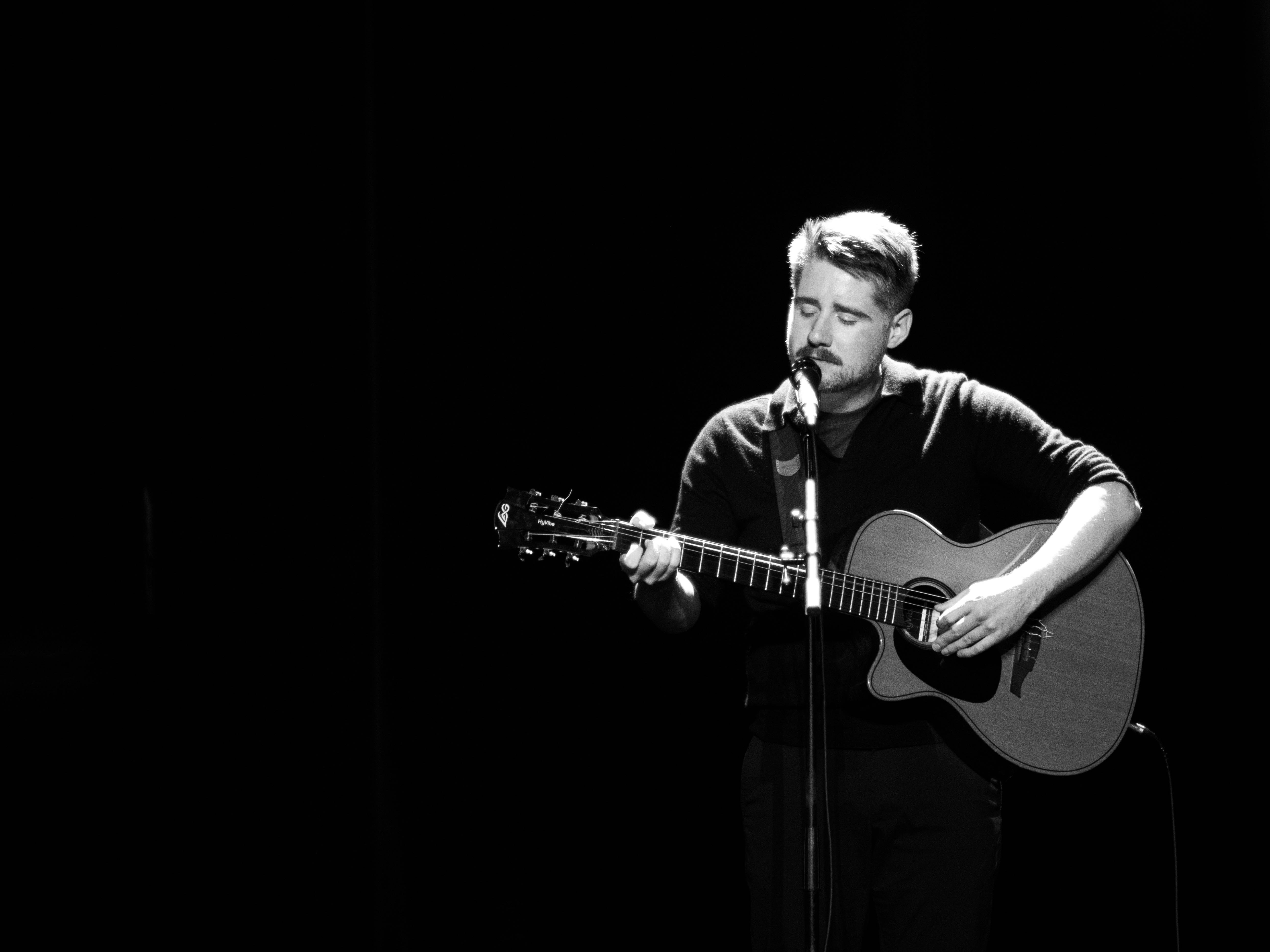 Armand frappe fort avec “N’attendons pas les bombes”, un single entre urgence et émotion