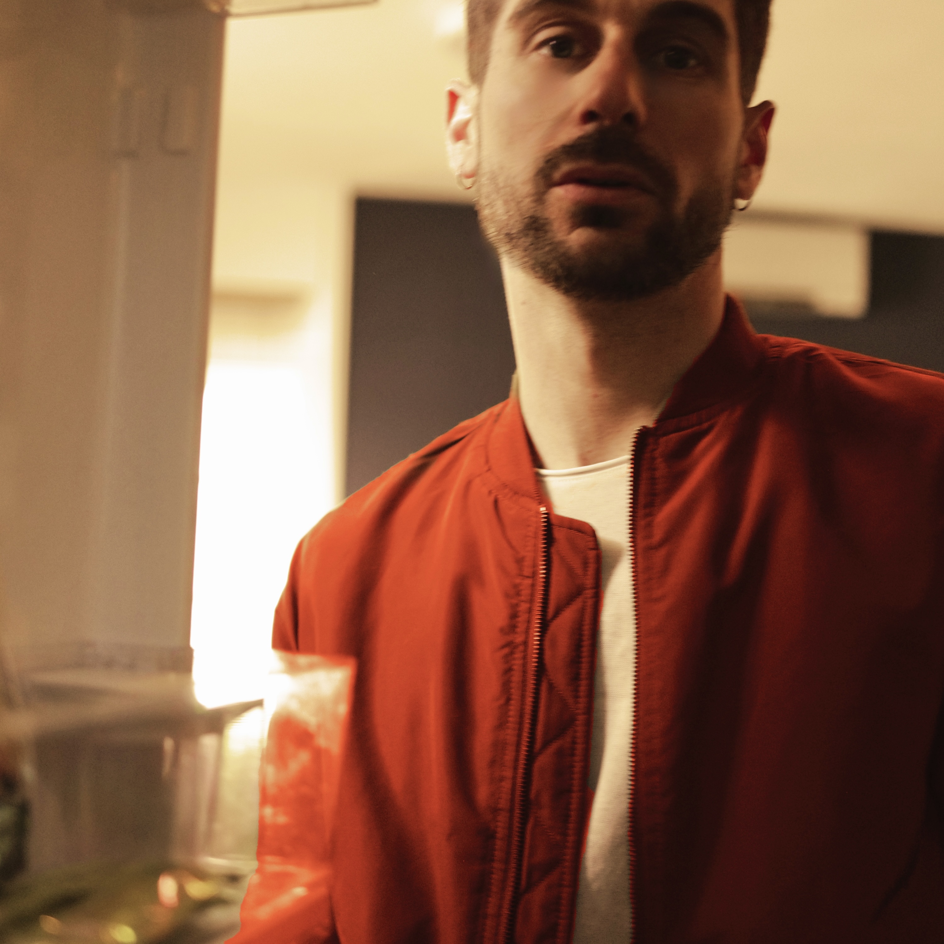 Nicolas Cini dévoile “Y’a des rendez-vous”, un single intime qui explore les occasions manquées de l’amour