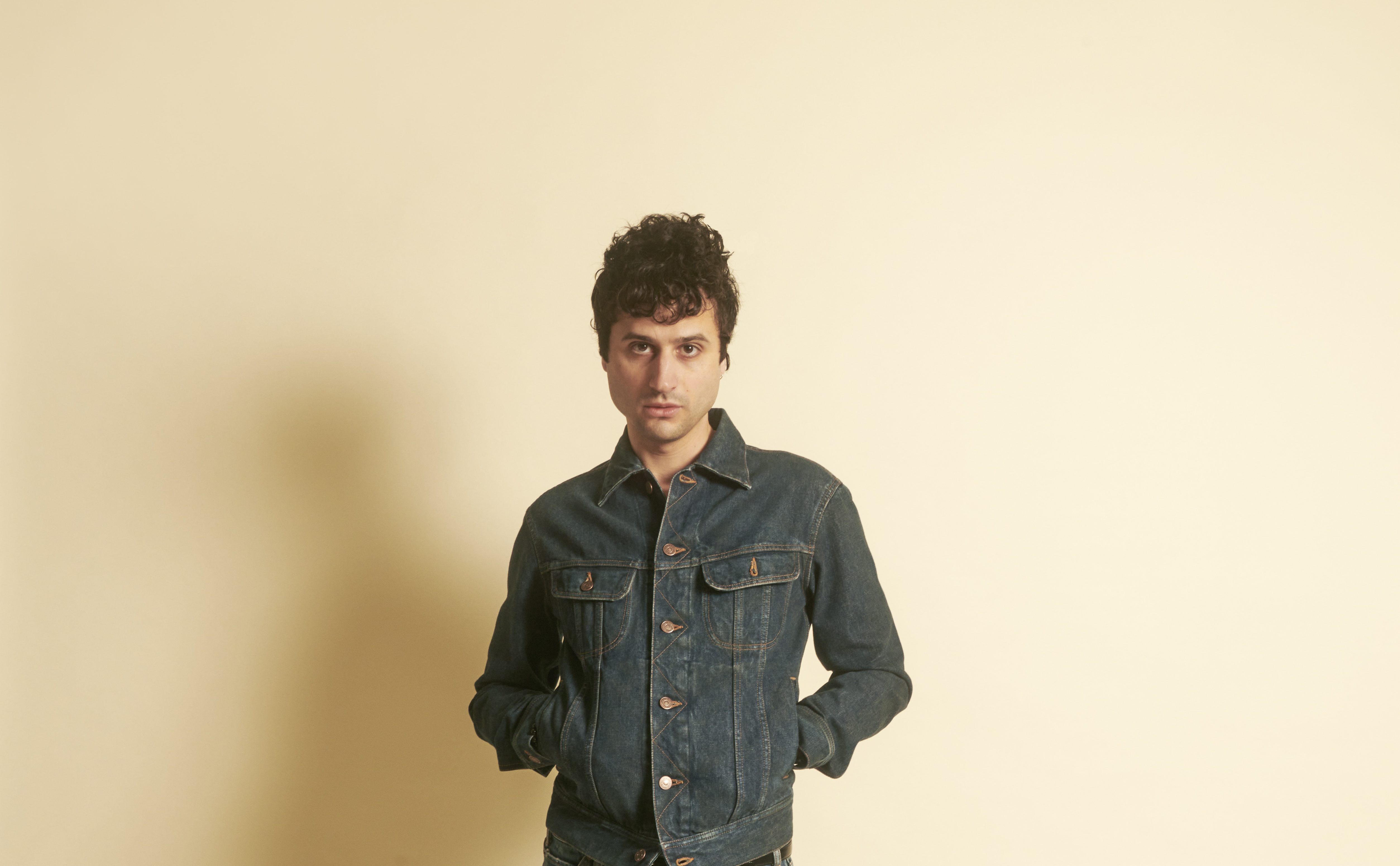 Adrien Gallo revient en force avec “Aujourd’hui quel monstre te hante ?” : Un tournant rock et introspectif