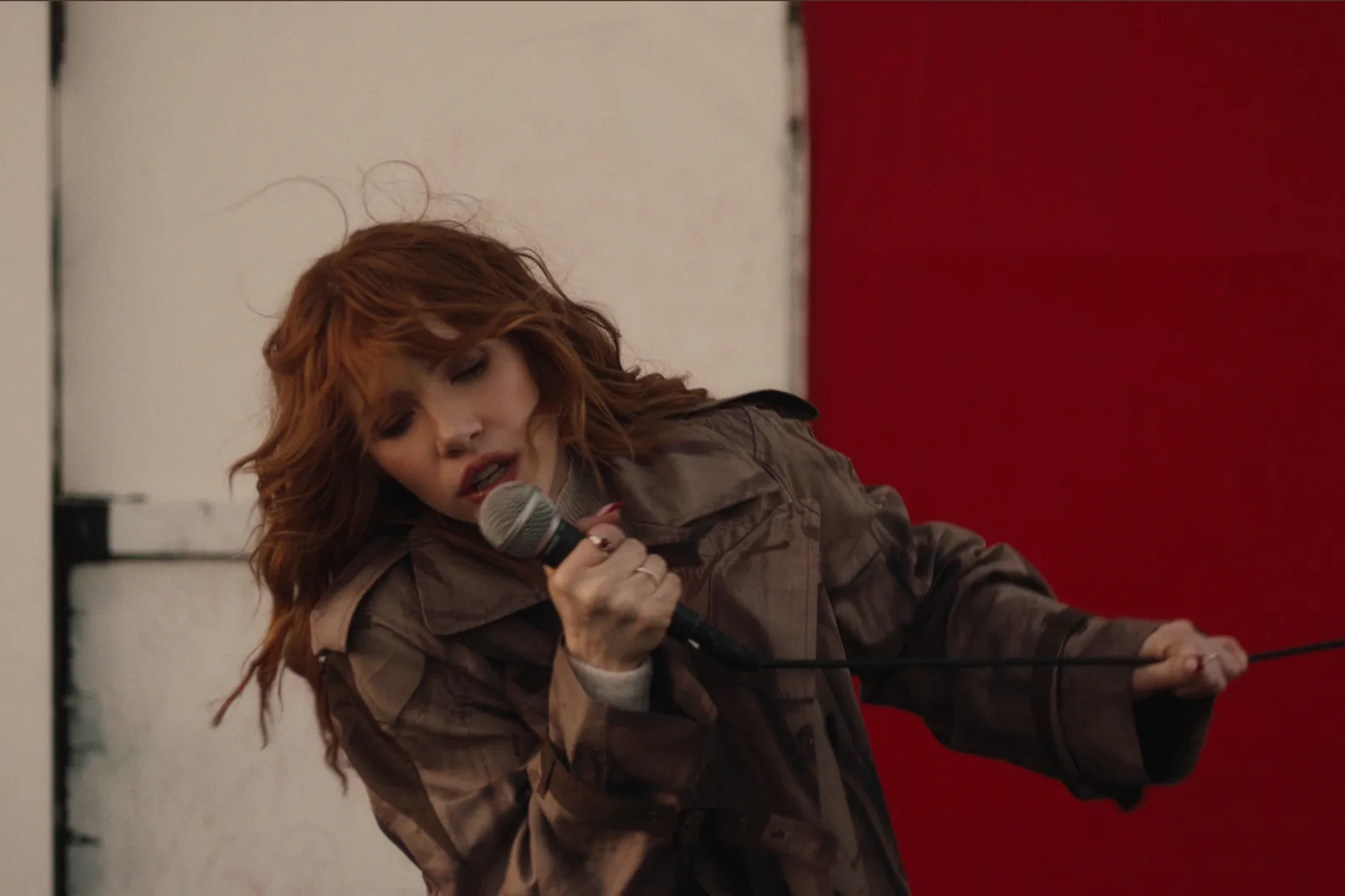 Carly Rae Jepsen crée l&rsquo;événement : Son nouveau single « On Wires » se dévoile dans un clip