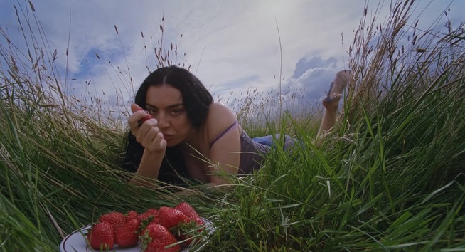 Charli XCX frappe encore : “Wink Wink” dévoilé, un nouvel aperçu explosif de son prochain album
