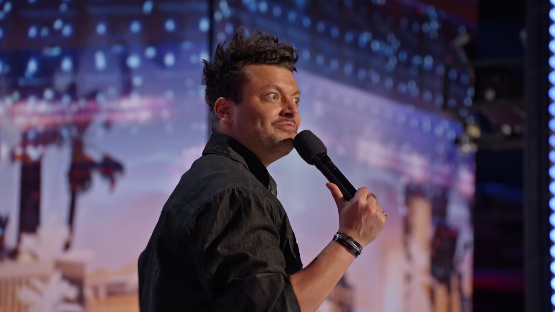 Kev Adams conquiert “America’s Got Talent” : Un pari américain réussi qui séduit Simon Cowell et le jury (VIDEO)