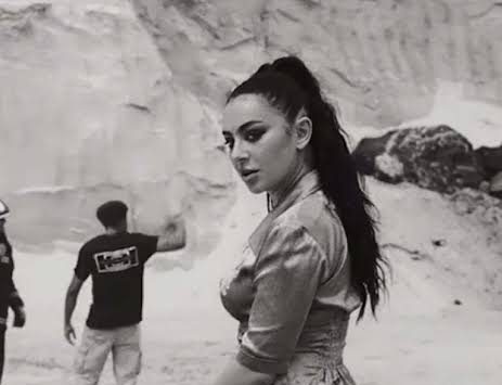 Charli xcx face au vertige de la célébrité : « Camera », un nouveau clip aussi intime que spectaculaire