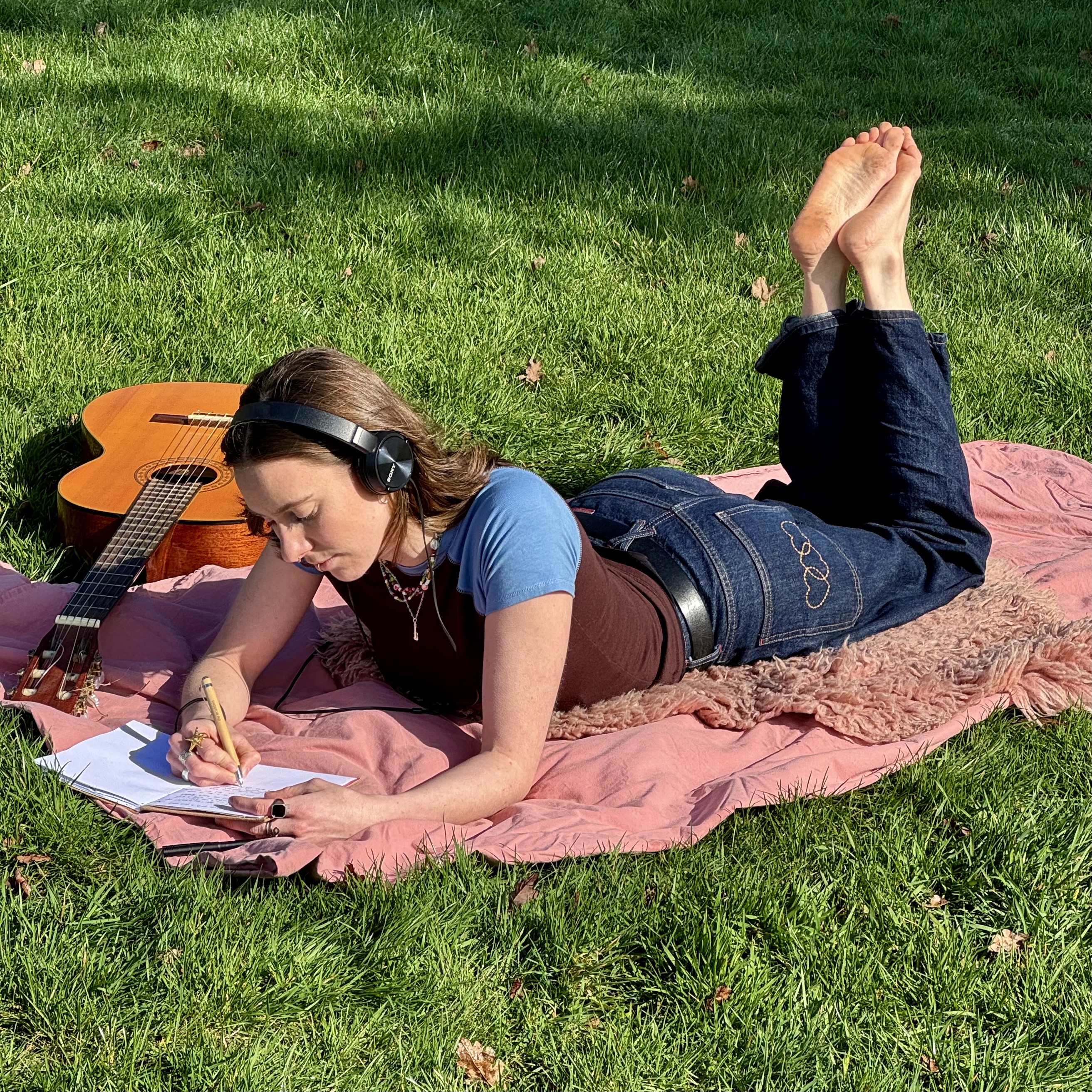Malou Lovis brise les silences avec « I thought I’d never write a love song », une déclaration d’amour queer profondément intime