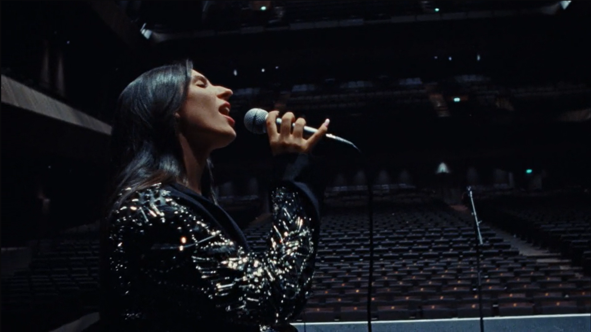 Ambre dévoile « j’me demande » : Un maxi-single, quatre nouvelles versions et une session live pour une rentrée très musicale