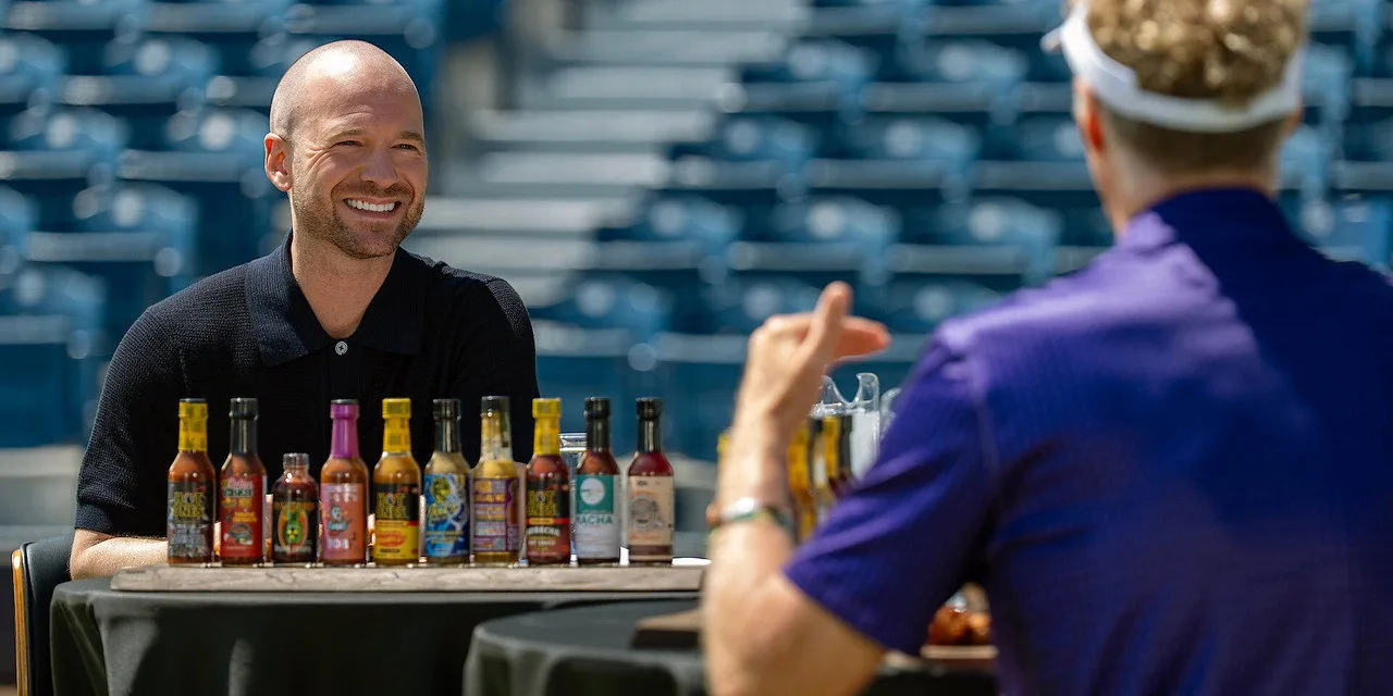 Hot Ones : Extra Heat arrive sur Netflix et transforme les interviews en véritable défi épicé