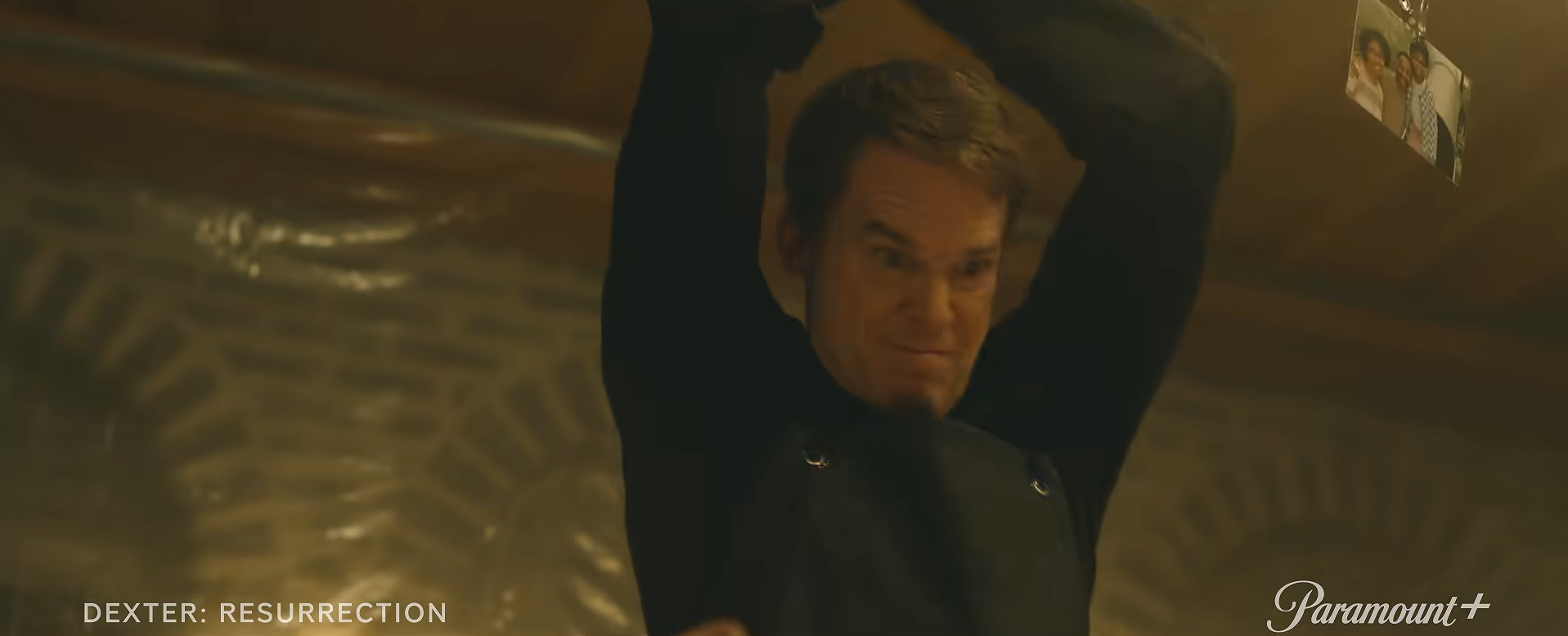 Dexter revient à l&rsquo;assaut : La saison 2 de « Resurrection » débarque pile pour Halloween