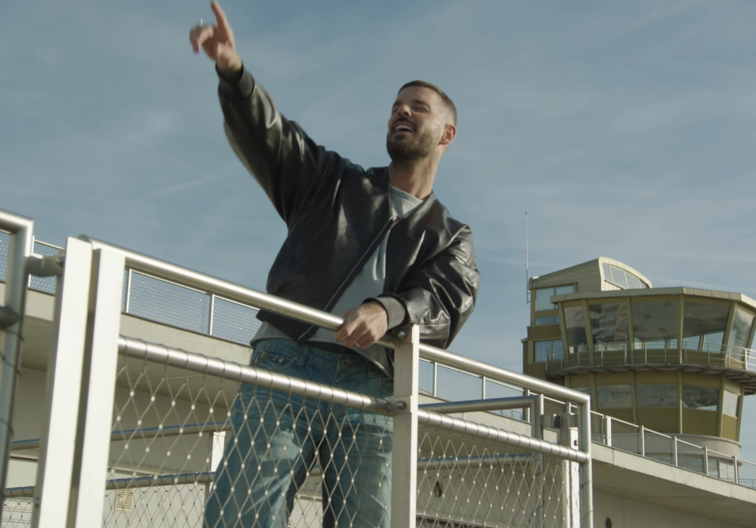 M. Pokora donne une nouvelle vie à « Égaré » : un clip introspectif avant les derniers concerts de l’ADRENALINE TOUR
