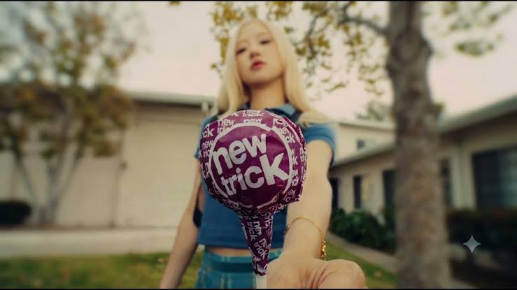 ROSÉ fait son grand retour avec « New Trick » : un clip pop-rock surprenant après le succès de « APT. »