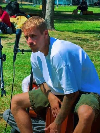 Justin Bieber crée la surprise à Los Angeles avec un concert gratuit et improvisé en plein parc