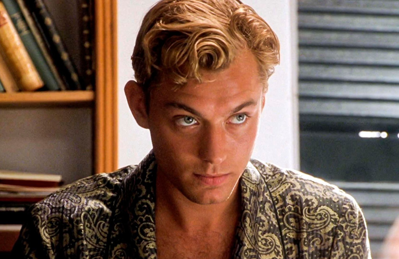 Jude Law va incarner une légende de Liverpool : une nouvelle série événement signée par le scénariste d&rsquo;Adolescence !