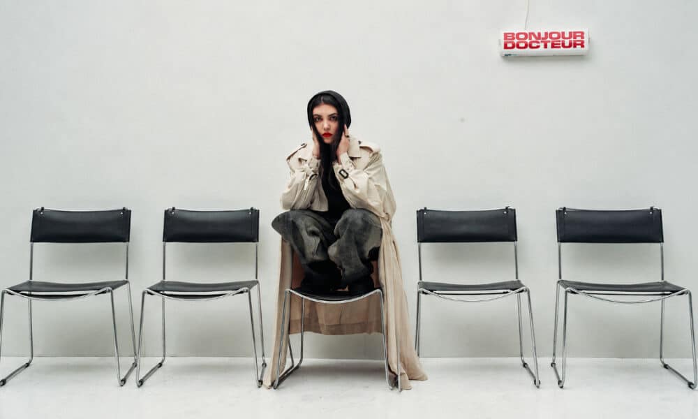 Hoshi dévoile Bonjour docteur : Un nouvel album bouleversant dans lequel elle raconte ses blessures et sa reconstruction