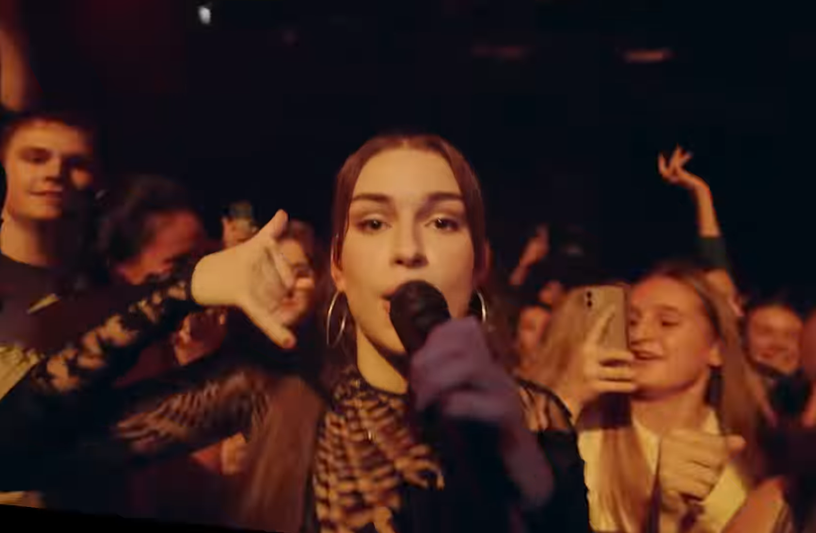 Adèle Castillon se dévoile comme jamais dans C&rsquo;est tout moi : Un nouveau clip intime avant son troisième album !